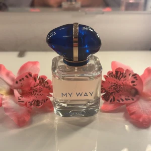Armani My Way EdP - Giorgio Armani My Way Eau de Parfum 30ml. Den är nästan full (se bild). Doften är feminin och modern, perfekt för dig som gillar stilrena och lyxiga parfymer. Doften beskrivs som blommig och träig, med inslag av bergamott, apelsinblomma, tuberos, jasmin, cederträ, vanilj & mysk. Orginalpris ligger mellan 700-800kr. Vid frågor är det bara att höra av sig!💞💞
