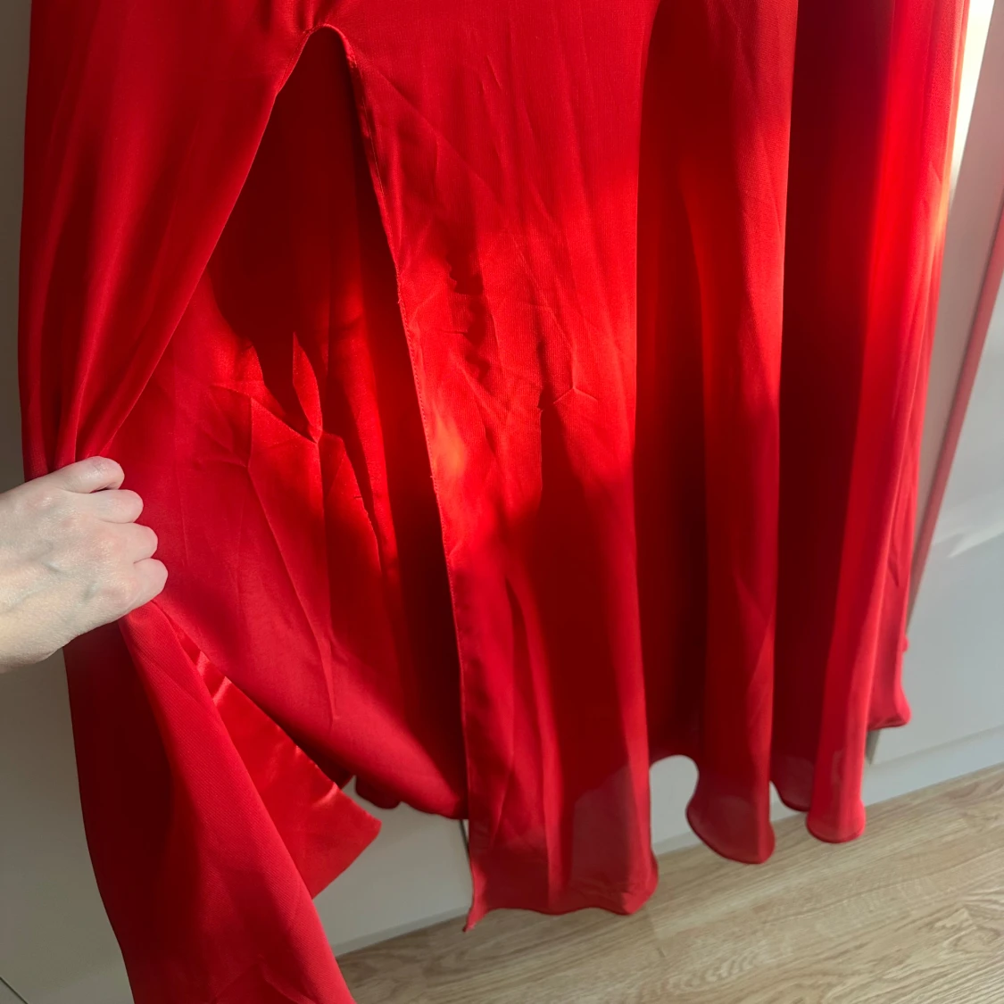 Axelbandlös röd långklänning med slits - 2