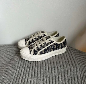 Dior sneakers, söker!! - SÖKER!!! walk'n'dior sneakers, storlek 37. Öppen för alla olika färger. Skriv om du har några frågor 🤍.