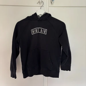 Svart Nike Air hoodie i 136 Barnstorlek med broderad logga - Svart hoodie från Nike Air i 136 Barnstorlek. Skriv om du har några frågor