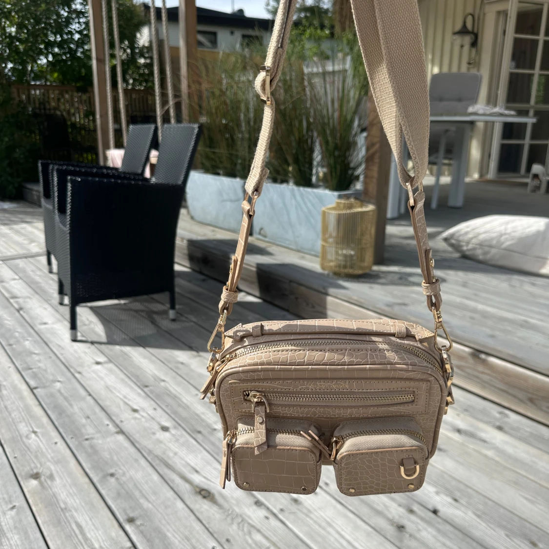 Beige axelväska med krokoprägling - 1