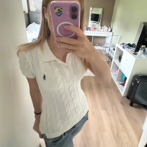 Polo Ralph Lauren - Piké - En Polo Ralph Lauren piké. Använd en gång år 2024 och den är även köpt det året. Den används inte då jag inte tycker den sitter så tajt i midjan.💕