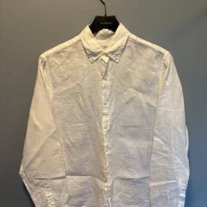 Vit linneskjorta från Cubus - Klassisk vit skjorta i 100% linne från Cubus. Skjortan har lång ärm, knappar framtill och en stilren krage. Perfekt för en fräsch och avslappnad look under varmare dagar. Enkel och tidlös design som passar till mycket. Vit linneskjorta ifrån Cubus   Nypris 699kr  Normal i storleken  Använd väldigt få gånger och väll förvarad på galge