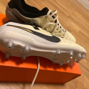 Nike Tiempo 10 legend PRO AG - Säljer mina Nike Tiempo Legend 10 PRO AG fotbollsskor i storlek 41. Skorna är i mycket bra skick och har endast använts 2 gånger på träning, aldrig i match. Perfekta för konstgräs (AG) och ger riktigt bra kontroll, komfort och känsla.