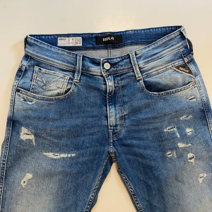 Replay anbass med slitningar - Ljusblåa replay anbass jeans med slitningar. Säljer de eftersom de va för stora för mig. Storlek 32/32. Mycket bra skick! 
