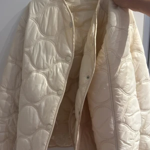 Vit jacka från Mango - Säljer min fina populära vårjacka fråb Mango som är helt slutsåld som e perfekt att styla!!!