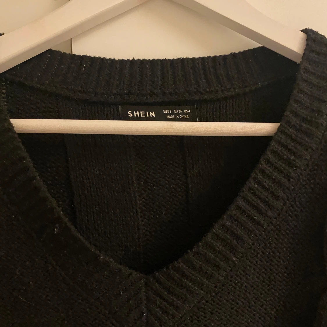 Svart stickad v-ringad tröja Shein - 2