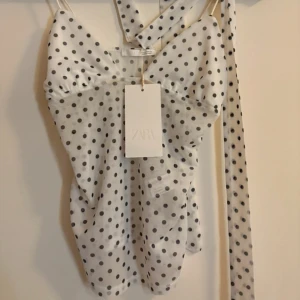 ZARA TOPP - SLUTSÅLD! Supersöt prickig topp🖤Trendig, med knytning runt halsen!