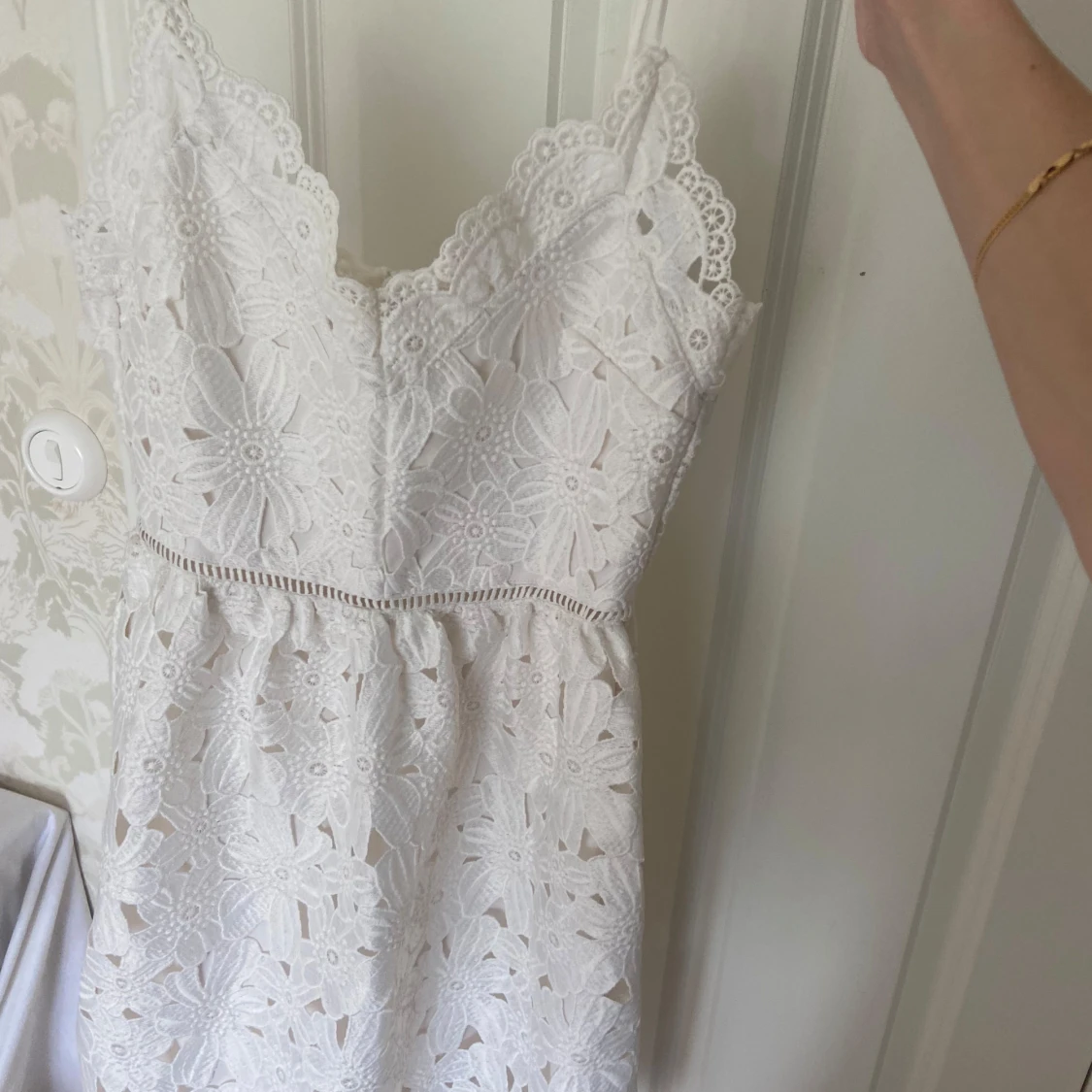 Vit spetsklänning med blommönster - 1