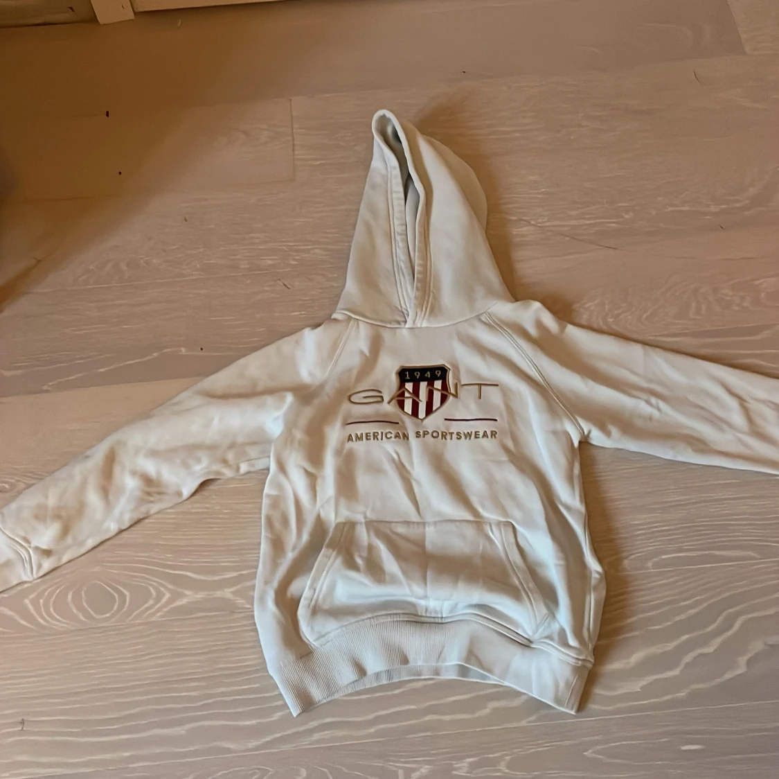 Vit hoodie från GANT med tryck.