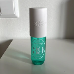 Sol de Janeiro 39 - Endast testat 2 sprut. Säljer då jag inte tyckte att doften passade mig. Inköpt från Lyko för 349kr