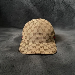 Gucci keps - Säljer en helt ny Gucci keps. Om du skulle ha några frågor eller funderingar så är det bara och skriva😊