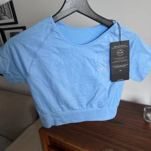 Croppad träningstopp Icaniwill - Suuuperfin ljusblå  croppad tränings tshirt från icaniwill, aldrig använd med prislapp kvar 💕💕