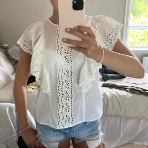 Vit blus med volang och broderi - Superfin vit blus med breda volangärmar och detaljerat broderi längs mitten och ärmarna. Hör av er om ni är intresserade!😚😚