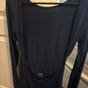 Mörkblå långklänning med öppen rygg  - Mörkblå långklänning med öppen rygg från Gina