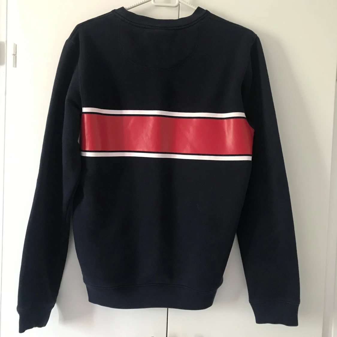 Mörkblå Lacoste sweatshirt med röd detalj - 1