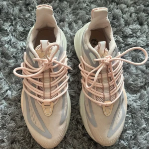 Adidas sneakers i ljusrosa och grå - Snygga och sköna Adidas sneakers. Normala i storleken. Använda ett par fåtal gånger 🩷