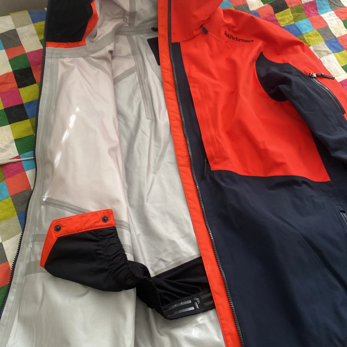 Röd och marinblå vindjacka Peak Performance - 1