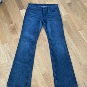 Mörkblåa jeans  - Supersnygga midrise bootcut jeans i färgen blå! Vintage och går inte att få tag på längre! S , midja: 37 cm, midjehöjd: 20 cm, innerben: 75 cm