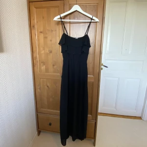 Långklänning med slits - Tight kort svart underklänning innanför det yttre mer genomskinliga tyget. Bra skick utöver små defekter som syns på bild 4 och 5. Tycker dock ej man tänker på det vid användning men därav pris.  Skriv om du vill köpa annat på min sida så kan du få paketpris och slippa betala dubbelfrakt.
