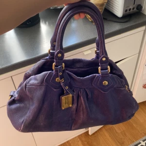 Lila marc Jacobs väska  - Snygg marc Jacobs väska som är i nyskick och är i den stora modellen. Pris kan diskuteras och kan även byta väska.