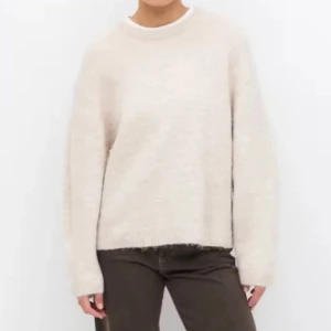 Beige stickad tröja Gina Tricot - Säljer en beige stickad tröja från Gina Tricot. Den är använd ett fåtal gånger men fortfarande som ny. Den har en rund halsring och oversized passform. Hör av dig vid frågor, svarar nästan alltid inom 24h 💕