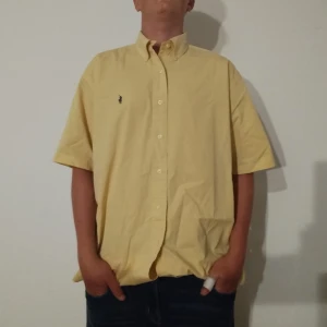 Ralph Lauren skjorta  - Gul Ralph Lauren skjorta i väldigt bra skick. Storlek M men passar L. Kolla profilen för mer Ralph Lauren kläder 