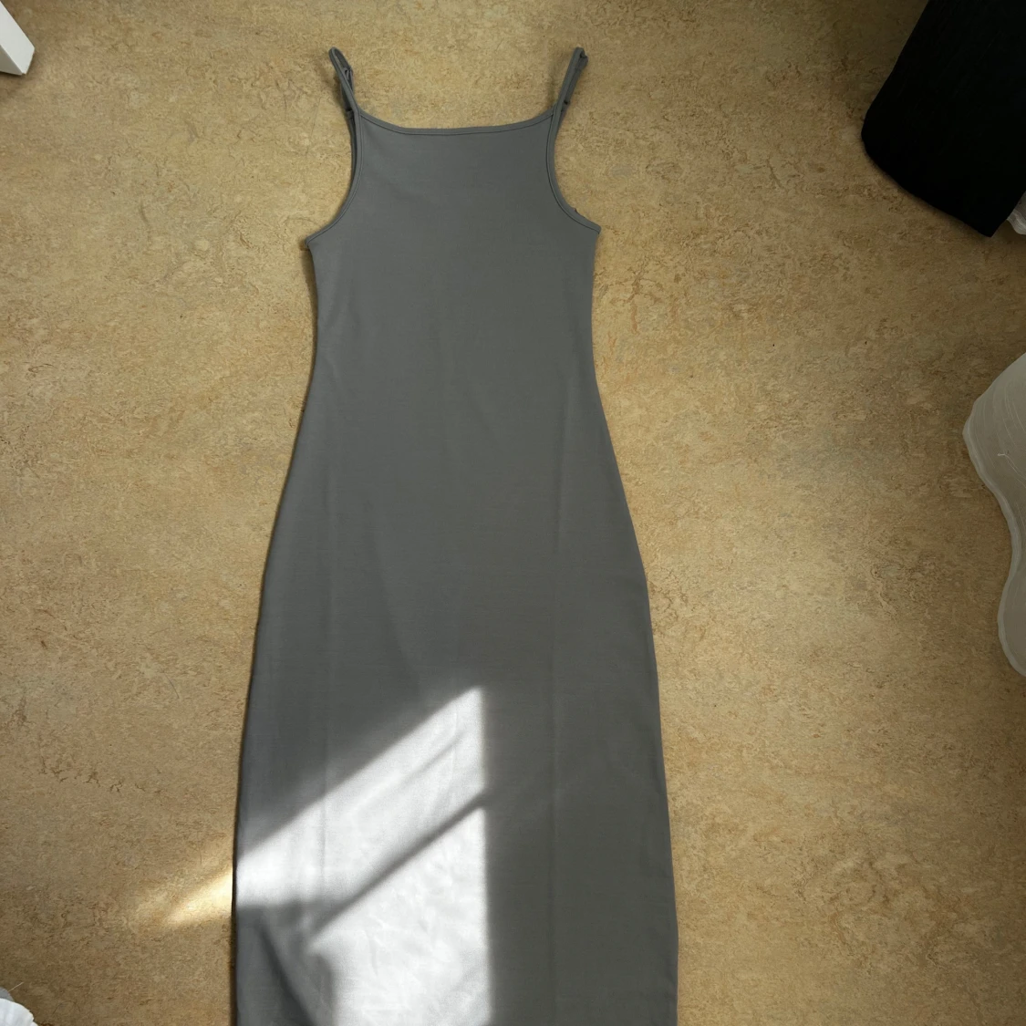Grå långklänning med smala axelband - 1