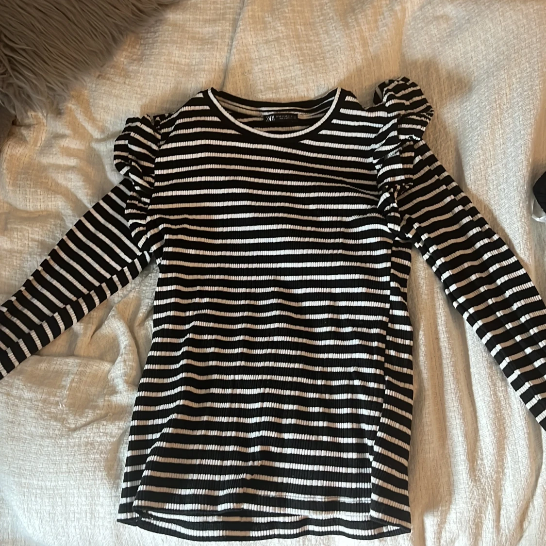 Randig svartvit tröja med puffärm Zara