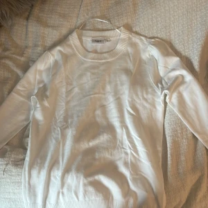 Tröja - Jättefin och stilren tröja i finstickat och mjukt material, den har muddar vid ärmslutet, halsringen samt längst ner. Den är använd en gång och är i från Åhléns i märket Saint Tropez💕💕 I storlek S!