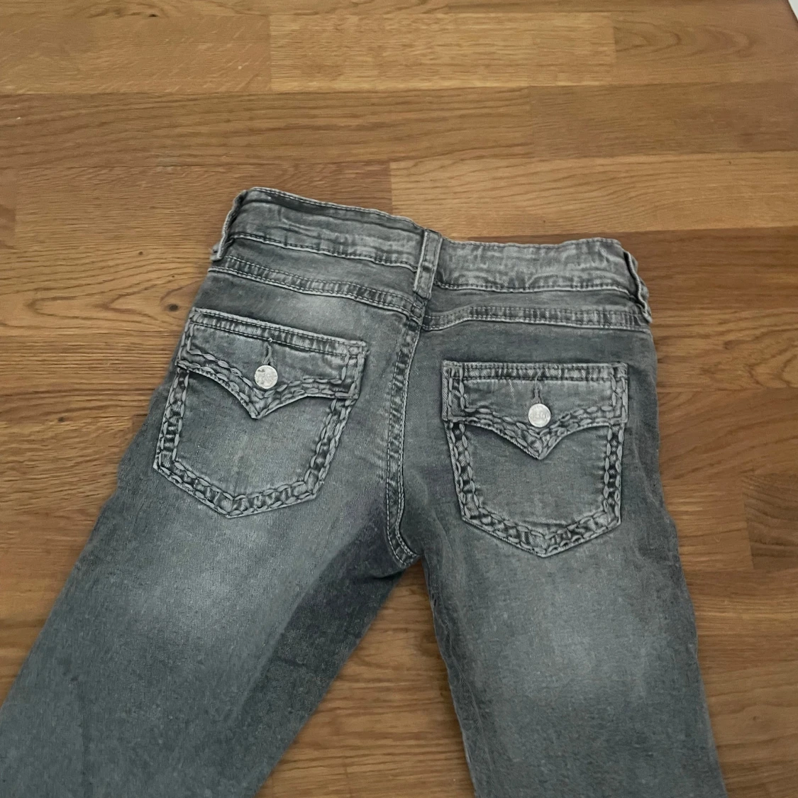 Grå bootcut jeans från Gina Tricot - 1