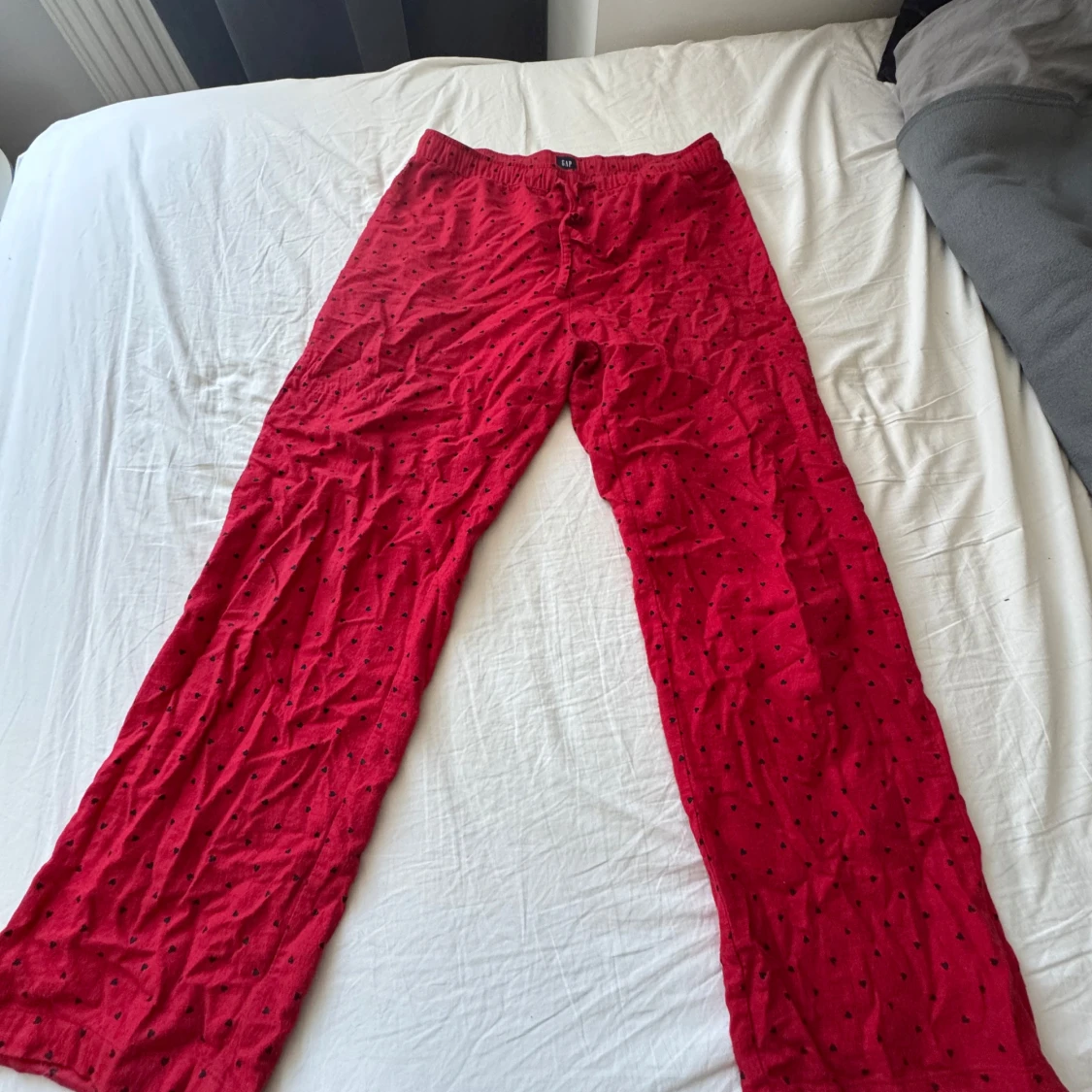 Röda pyjamasbyxor med hjärtan från GAP