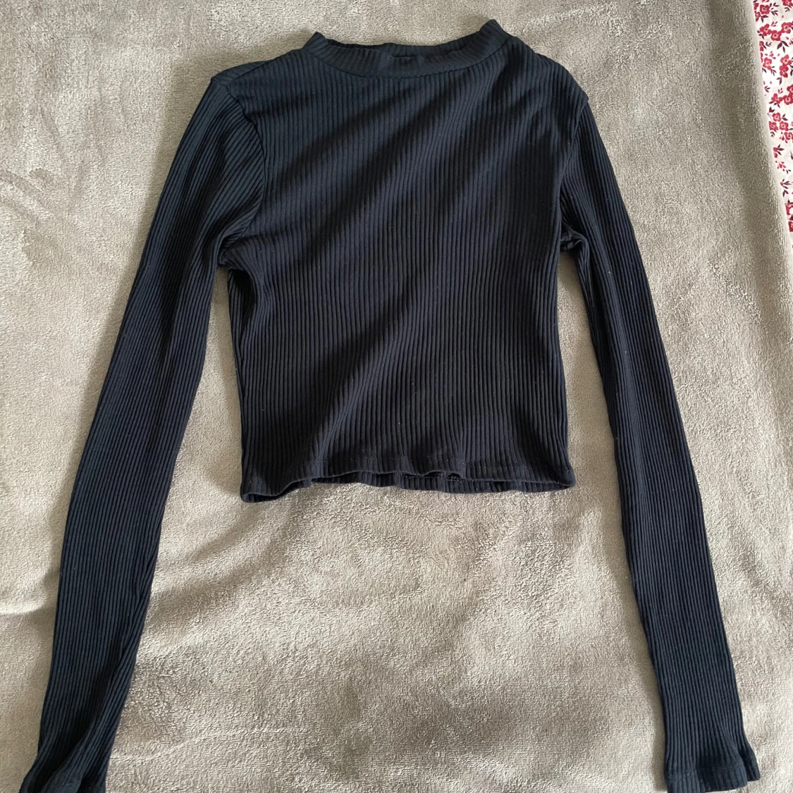 Svart ribbad polotröja  - 2