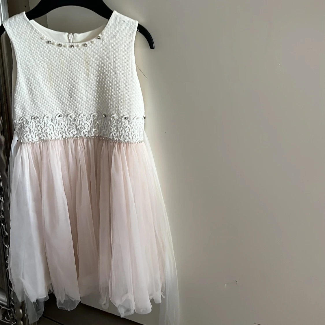 Vit och ljusrosa klänning med pärlor