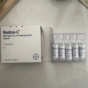 Redox-C C-vitamin ampuller - Redox-C är ampuller med 500 mg/5 mL C-vitamin. Förpackningen innehåller 5 genomskinliga glasampuller och Perfekt för dig som vill boosta huden med C-vitamin.