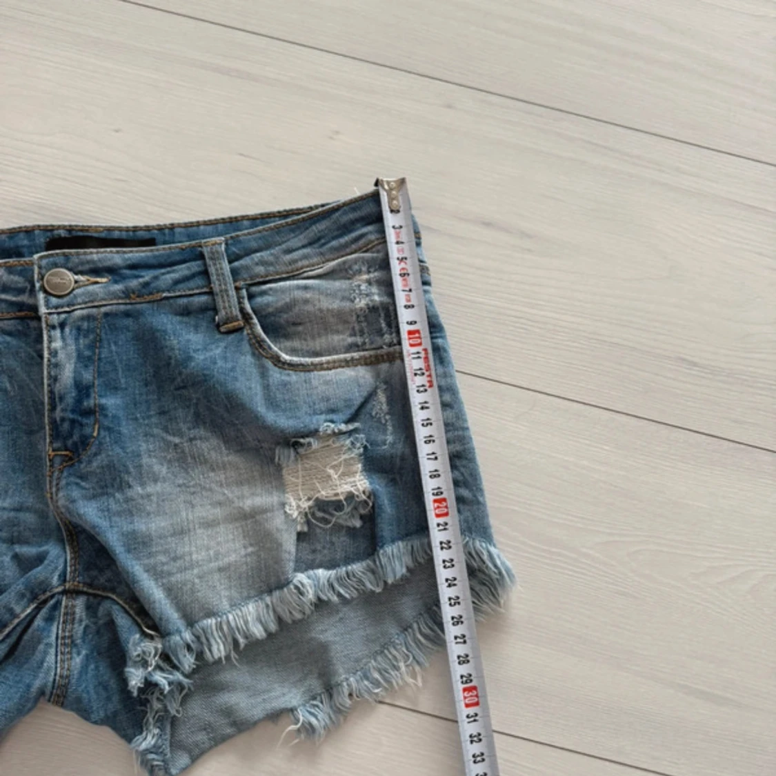 Blå slitna jeansshorts med fransar - 3