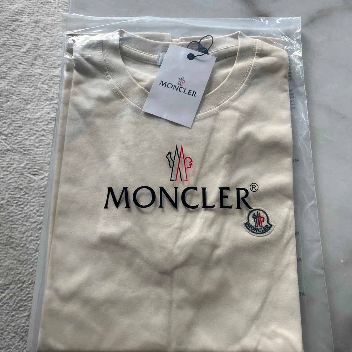 Beige Moncler t-shirt med logga
