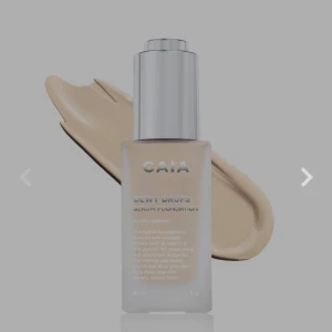 CAIA Dewy Drops 10C - Köpt för 375. Använd 1 ggn, kan ej skicka tillbaka då den är öppnad men nästan oanvänd. Nästan all pridukt kvar. CAIA Dewy Drops Serum Foundation i en ljus beige nyans. Kommer i en frostad glasflaska med silvrig pump. Ger en naturlig, återfuktad finish och innehåller vitamin E och glycerin för extra vård. Perfekt för dig som vill ha en fräsch och glowig bas.