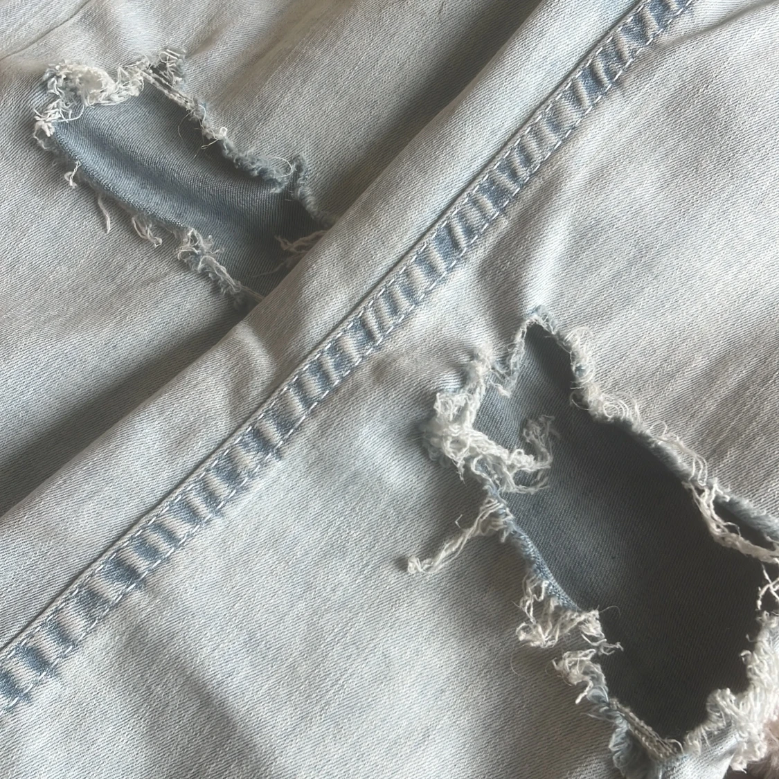 Ljusblå bootcut jeans med rosa detaljer - 3