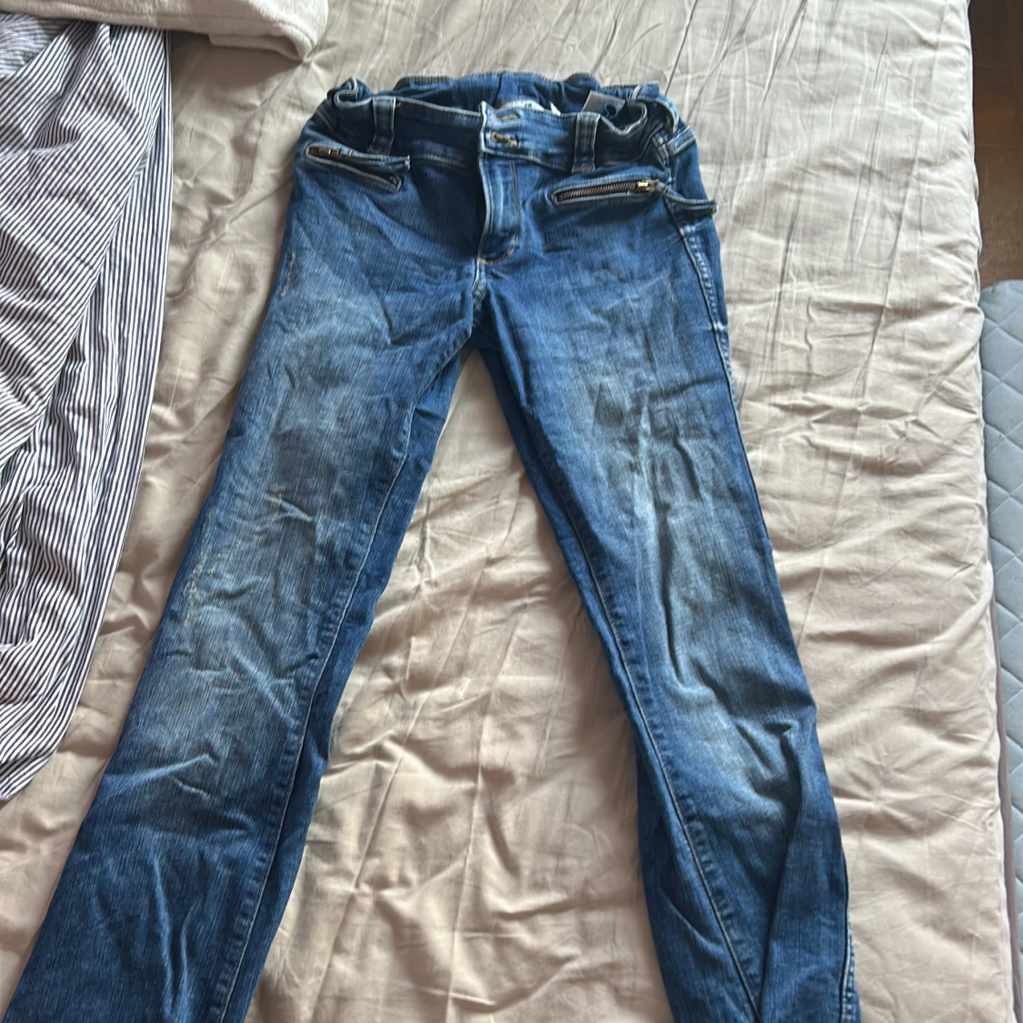 Blå bootcut jeans från H&M - 1
