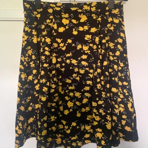 Blommig kjol från Even&Odd - Blommig kjol från Even&Odd. Använd fåtal gånger, fint skick. Passar storlek xs-s. Skriv vid frågor/ funderingar!🥰