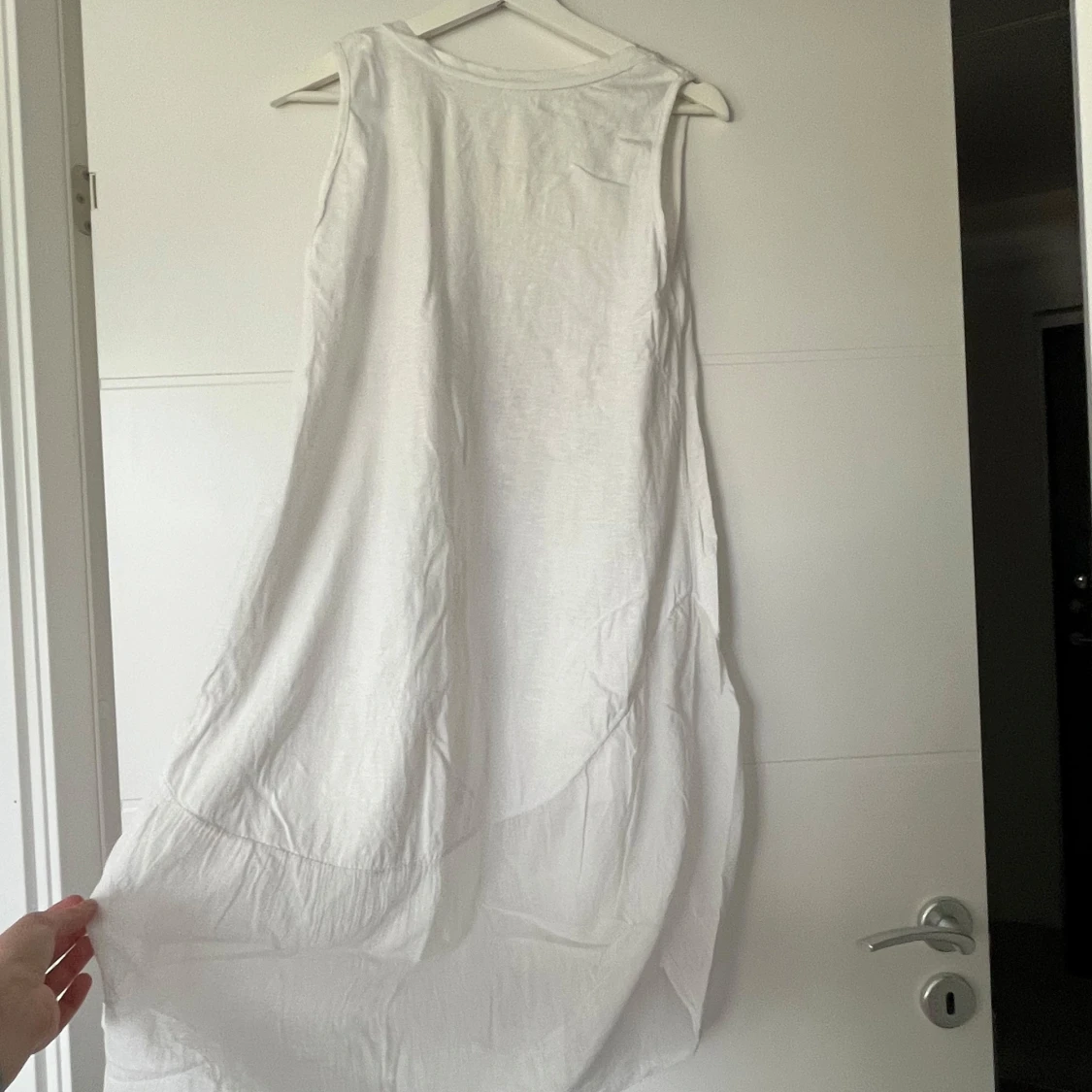 Vit långklänning med blommigt tryck - 1