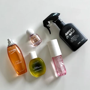 Mix av parfymer och bodysprays - Fem olika parfymer och body sprays: Biotherm Eau Energie i orange glasflaska, Rituals Cloudscape i rund rosa flaska med vit bollkork, Clarins Eau Extraordinaire i grön oval flaska, Lush Avocado Co-Wash i svart sprayflaska (ca 70% kvar) och Sol de Janeiro 68 i rosa plastflaska med vit kork. Värde ca 1600 kr, mitt pris för allt 350 kr 