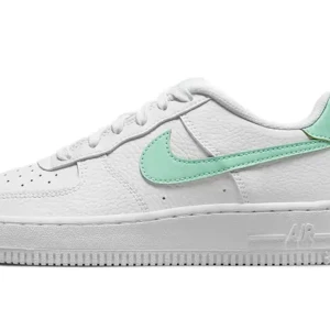 Nike Air Force 1 vit med mintgrön swoosh - Fräscha Nike Air Force 1 sneakers i vitt skinn med en mintgrön swoosh på sidan. Klassisk låg modell med snörning och perforerad tå för extra ventilation. Perfekta för dig som vill ha en clean look med en färgklick.