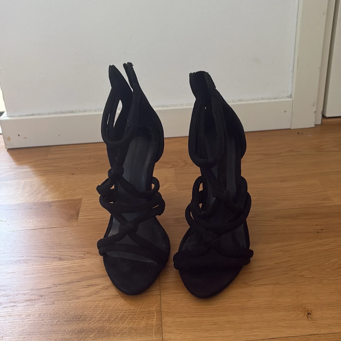 Svarta mocka-pumps med knyt och klack - 1