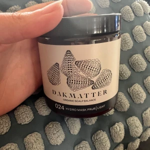 Dakmatter Hydro Mask Prur Light - En intensiv hårmask för torr och kliande hårbotten, speciellt framtagen för hårtyp 2B-3B. Innehåller copaiba, manukaolja och cupuaçusmör som återfuktar och lugnar. Vegansk, ekologisk och med naturliga ingredienser. Dyr i inköp. Cirka 80 procent kvar i burken. 