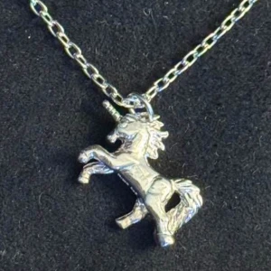 Unicorn-halsband i silver Maria Nilsdotter - Unikt halsband från Maria Nilsdotter med en detaljerad enhörning berlock i äkta 925 silver. Kedjan är tunn och stilren, perfekt för dig som gillar magiska och fantasifulla smycken. Kommer i originalask.