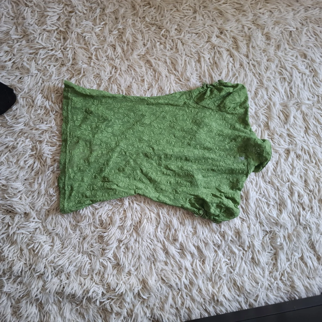 Grön spetsblus med volang och knappar - 3