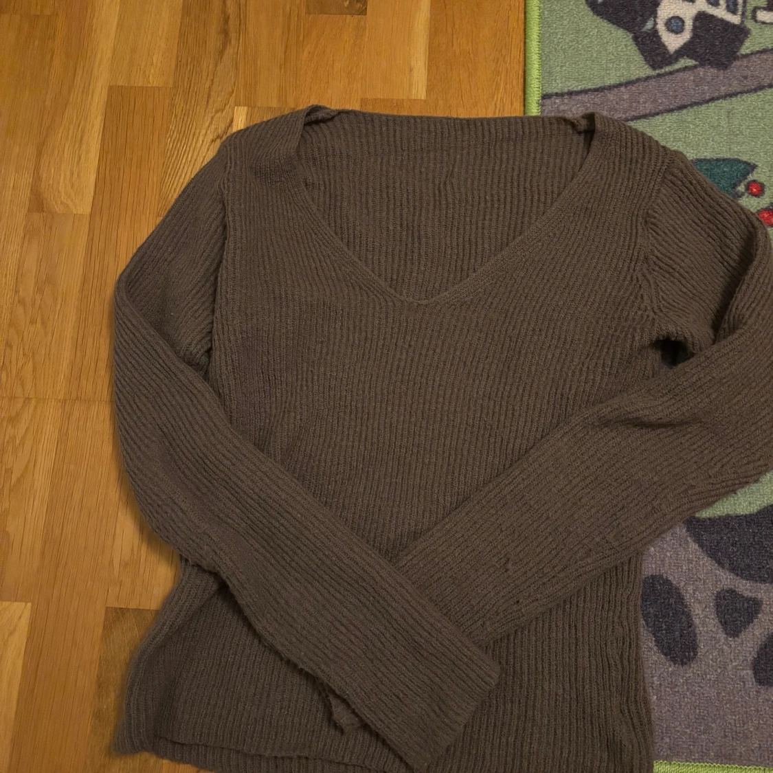 Brun ribbad stickad tröja v-ringad - 1
