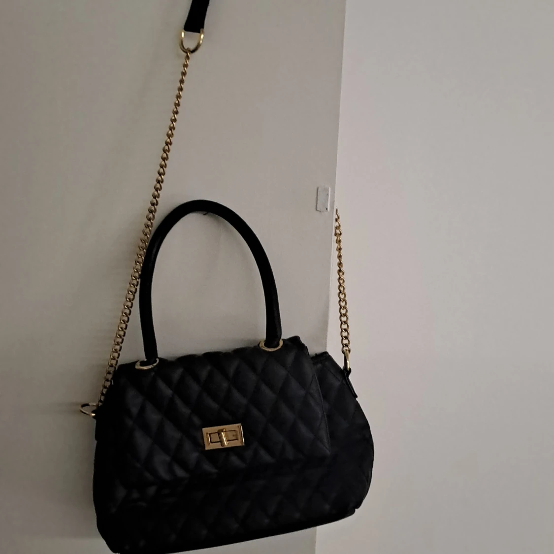 Svart quiltad axelväska med guldkedja